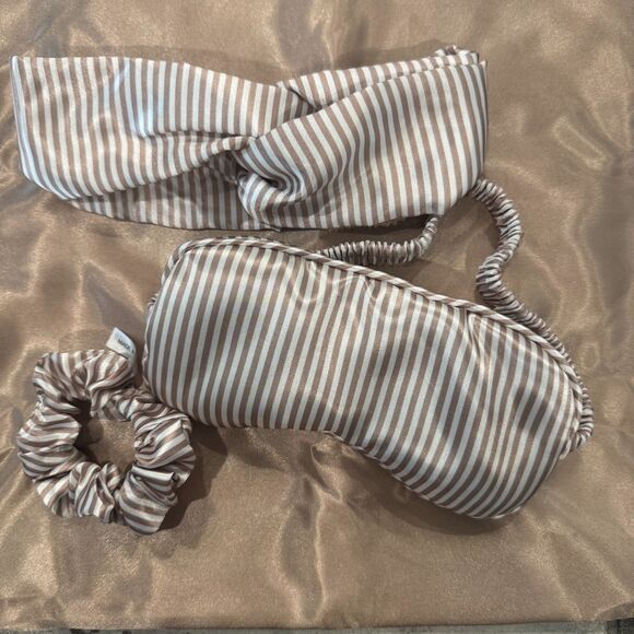 Gift Set, Pillowcase 20" x 26", Envelope Closure, Eye Mask, Hair Tie & Scrunchie - Picture 2 of 3